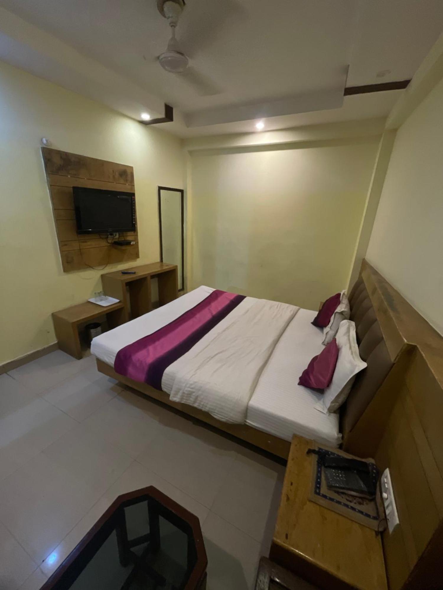 Hotel Golden Gate Nueva Delhi Exterior foto