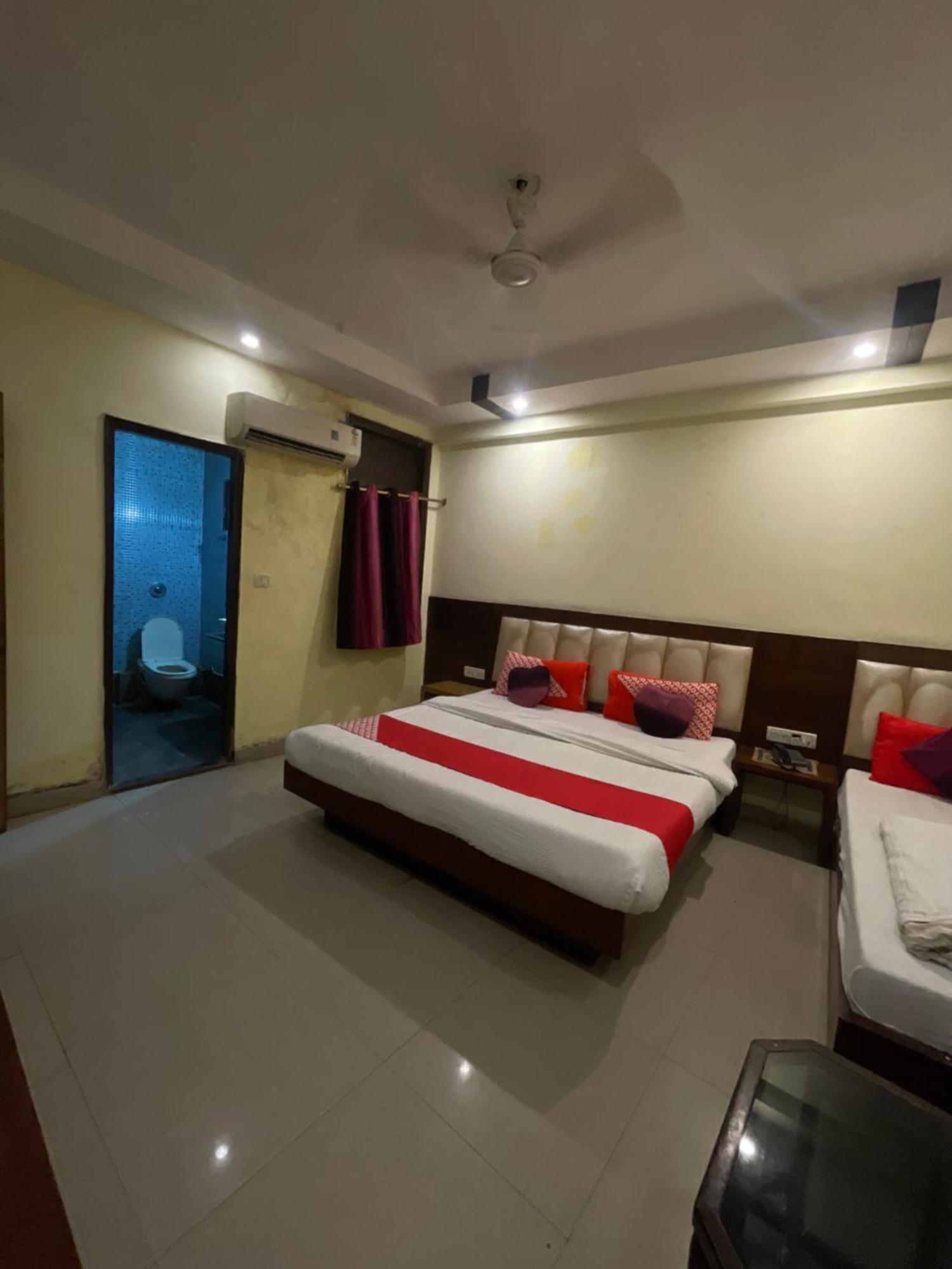 Hotel Golden Gate Nueva Delhi Exterior foto