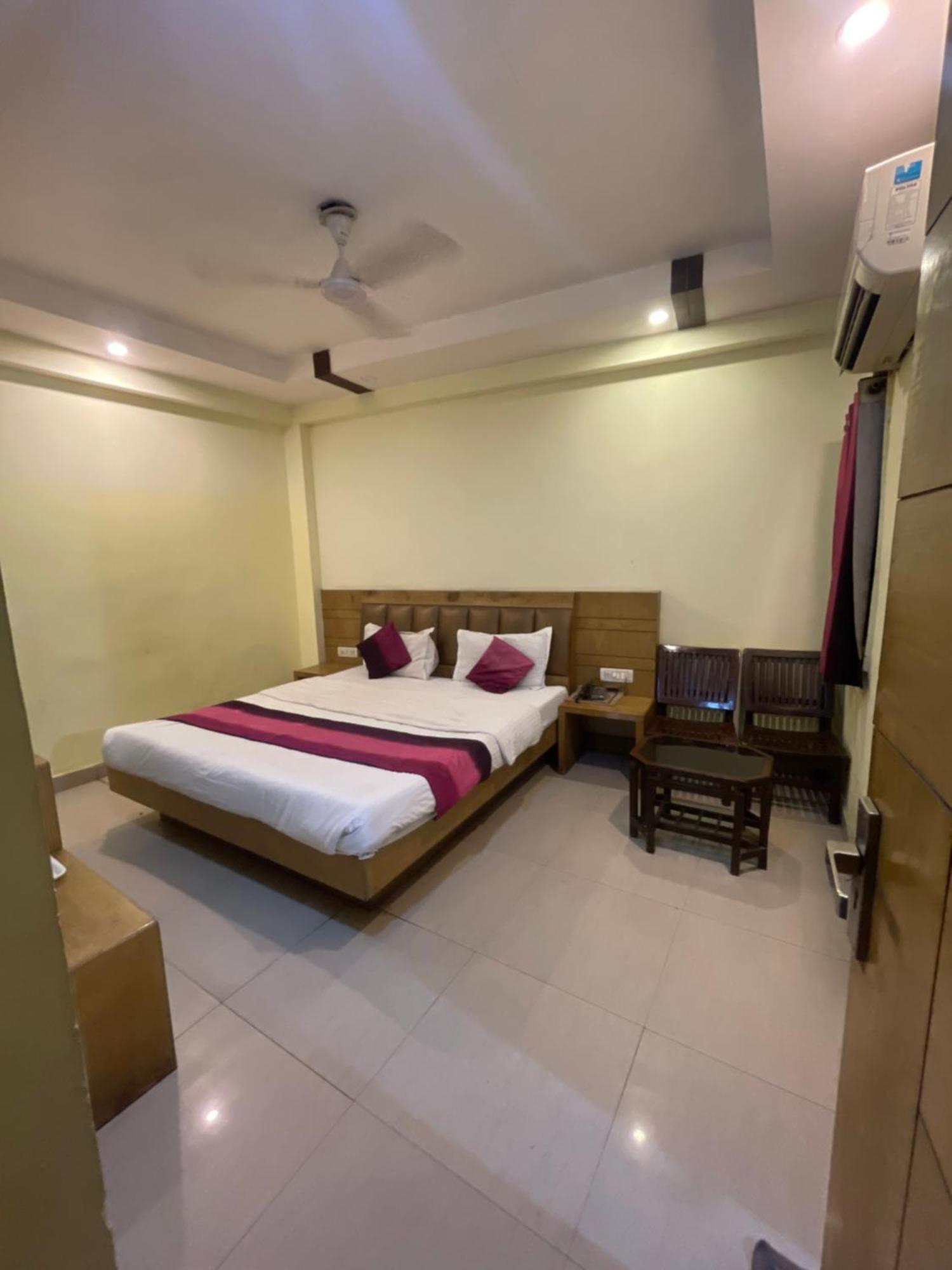 Hotel Golden Gate Nueva Delhi Exterior foto